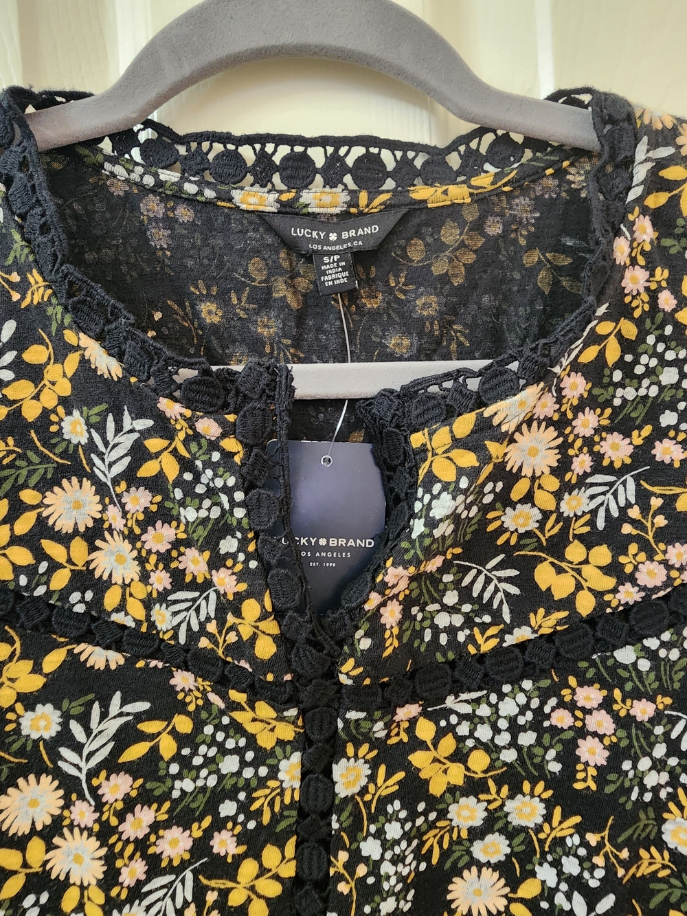 Sleeveless Black Floral Lace-Trim Women's Top - Picture 4 of 9